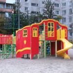 Детская площадка во дворе  дома № 11 по улице Мурманской