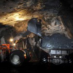 Погрузка руды ПДМ Sandvik Toro 40D в выработках Оленегорского подземного рудника