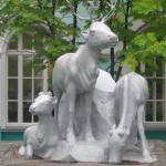 Скульптурная группа оленей на железнодорожном вокзале